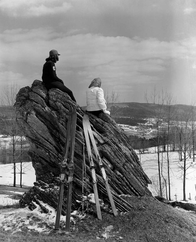成年人,两个人,坐,竖图,黑白,室外,白天,旅游,度假,友谊,美景,雪,美国,景观,冬天,娱乐,自然,享受,休息,休闲,思考,景色,放松,寒冷,摄影,宁静,滑雪杖,自然风光,马萨诸塞,滑雪运动,岩石,休闲活动