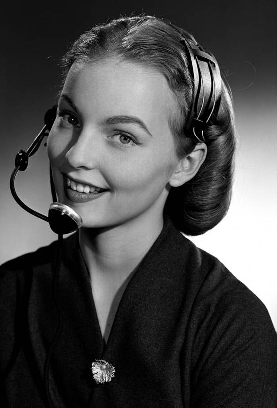 成年人,脸,头,脸颊,一个人,微笑,竖图,黑白,特写,正面,通讯,信心,仅一个年轻女性,仅一个女性,仅一个人,灰色背景,古典,休闲装,肩膀,灰色,耳麦,职业,摄影,肖像,忙碌,年轻女性,女人,女性,年轻人,头部,脸部,脸蛋,面部,影棚拍摄,美人,客户服务代表