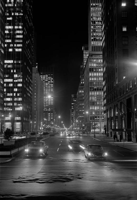 竖图,黑白,室外,夜晚,城市,道路,建筑,街道,路,摩天大楼,公路,汽车,照明,纽约,美国,交通,灯,灯具,摄影,照亮,照明设备,前照灯,前大灯,车前灯,马路,公园大道