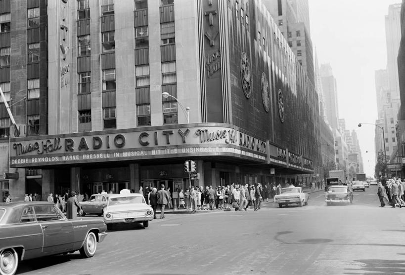 横图,黑白,室外,白天,城市,道路,街道,路,公路,汽车,纽约,美国,行人,交通,地标建筑,摄影,英文字母,第六大道,马路,无线电城音乐厅