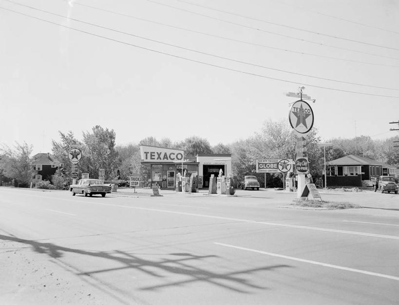 无人,横图,黑白,室外,白天,路,指示牌,汽车,日光,美国,阴影,标志,文字,交通,标识,摄影,加油站,马萨诸塞