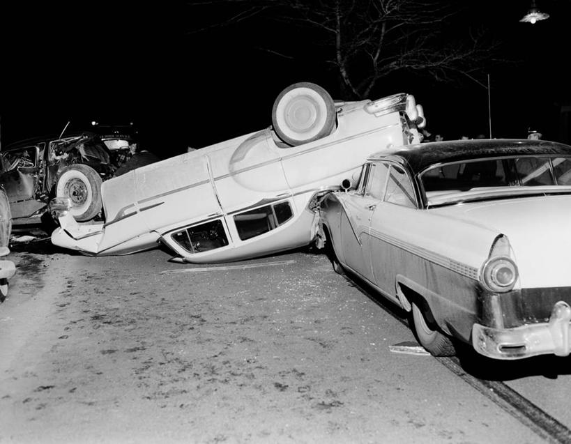 无人,横图,黑白,室外,夜晚,正面,汽车,照明,美国,灯光,破坏,破损,灯,灯具,摄影,照亮,损坏,颠倒,撞击,照明设备,不幸,交通事故,闪光灯,马萨诸塞