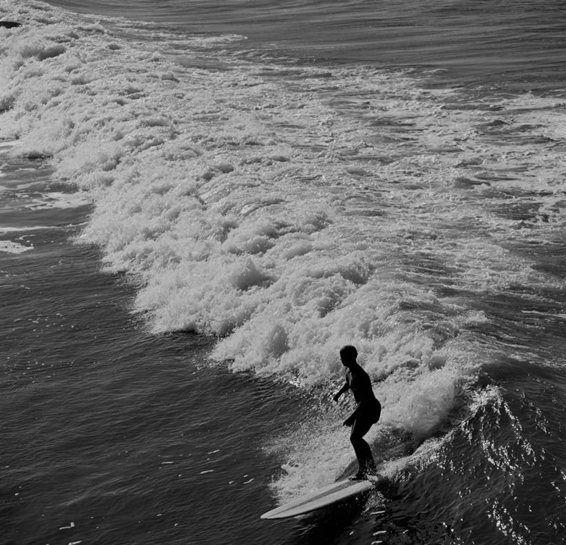 冲浪,成年人,一个人,横图,俯视,黑白,室外,白天,旅游,度假,运动,海浪,海洋,美景,水,美国,仅一个男性,朦胧,模糊,冲浪板,景观,娱乐,自然,波浪,享受,休闲,景色,放松,平衡,摄影,生活方式,活动,动作,加利福尼亚,自然风光,剪影,逆光,挑战,技能,高角度拍摄,皮斯摩海滩