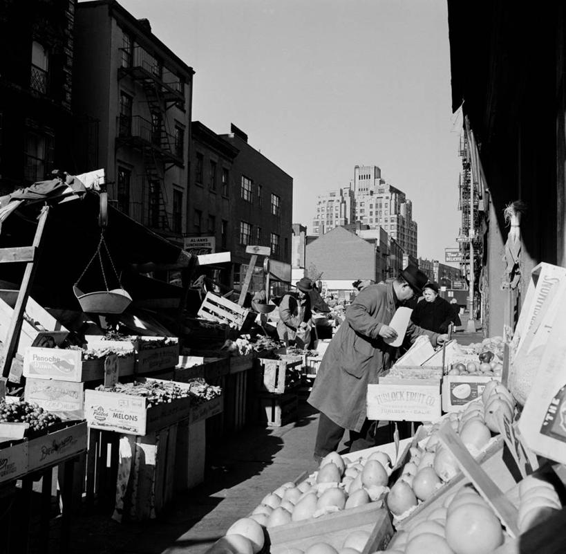 成年人,三个人,站,横图,方图,黑白,室外,白天,购物,消费,城市,道路,建筑,街道,路,公路,蔬菜,水果,纽约,美国,套装,丰富,食品,市场,交通,货摊,饮食,容器,零售,摄影,便利,购买,上菜,选择,健康食物,纽约州,板条箱,男人,女人,秤,马路