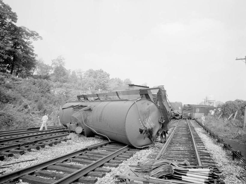 成年人,一个人,站,横图,黑白,室外,白天,留白,旅游,度假,风险,美景,路,铁路,火车,美国,仅一个男性,景观,轨道,交通,铁轨,娱乐,树,自然,享受,休闲,储油罐,景色,放松,运输,摄影,不幸,货运,自然风光,透视图,纽约州,万里无云,失事,危险,货运火车