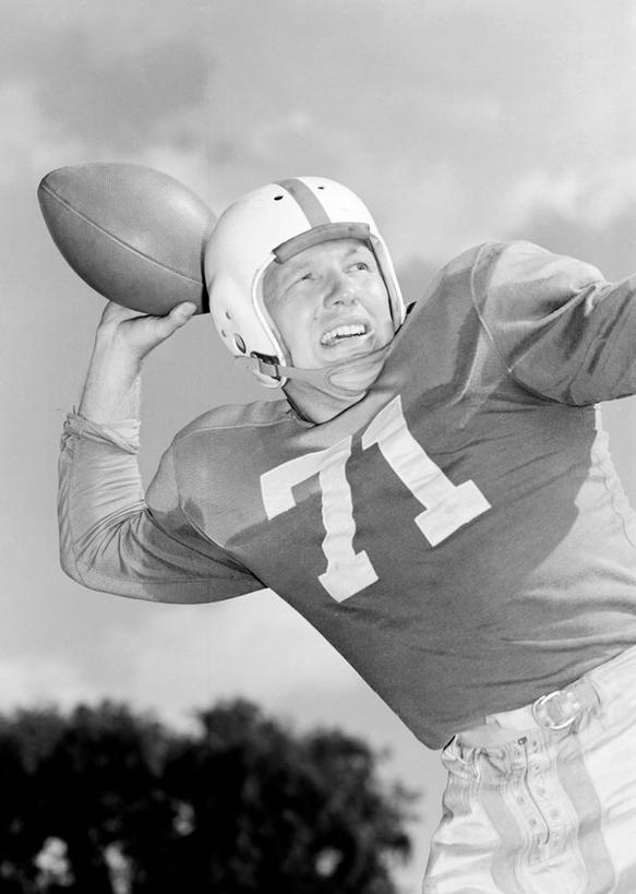 西方人,成年人,中年人,一个人,站,竖图,黑白,室外,白天,仰视,运动服,运动,竞争,欧洲,纽约,美国,欧洲人,仅一个男性,仅一个人,仅一个中年男性,数字,头饰,拿着,球,活力,力量,摄影,活动,动作,专心,准确,瞄准,橄榄球运动员,挑战,橄榄球头盔,技能,美式足球,男人,男性,中年男性,白种人,扔,半身,低角度拍摄