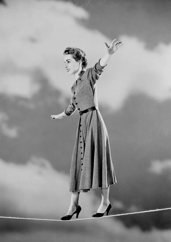 西方人,成年人,一个人,举,微笑,竖图,黑白,室外,白天,侧面,高跟鞋,欧洲,纽约,美国,欧洲人,仅一个年轻女性,仅一个女性,仅一个人,钢丝,云,数码合成,极限运动,天空,绳子,托,乐趣,平衡,人体,摄影,享乐,挑战,四肢,技能,走钢丝,年轻女性,女人,女性,白种人,年轻人,手臂,休闲活动,步行,举起,举手,举着,向上举,向上伸,向上托