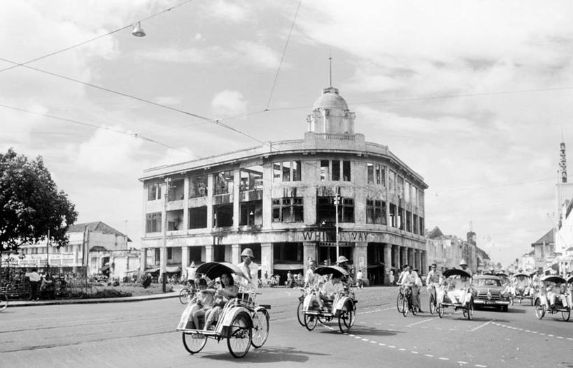 成年人,横图,黑白,室外,白天,建筑,街道,自行车,汽车,美国,黄包车,交通,车,脚踏车,骑,交通工具,骑车,摄影,载具,驾车,东亚文化,男人,女人,亚洲人,旅行