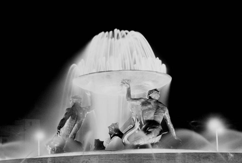 无人,横图,黑白,室外,夜晚,喷泉,马耳他,美国,标志,符号,流水,首都,标识,摄影,宁静,照亮,瓦莱塔,纯净,性别符号,男性符号