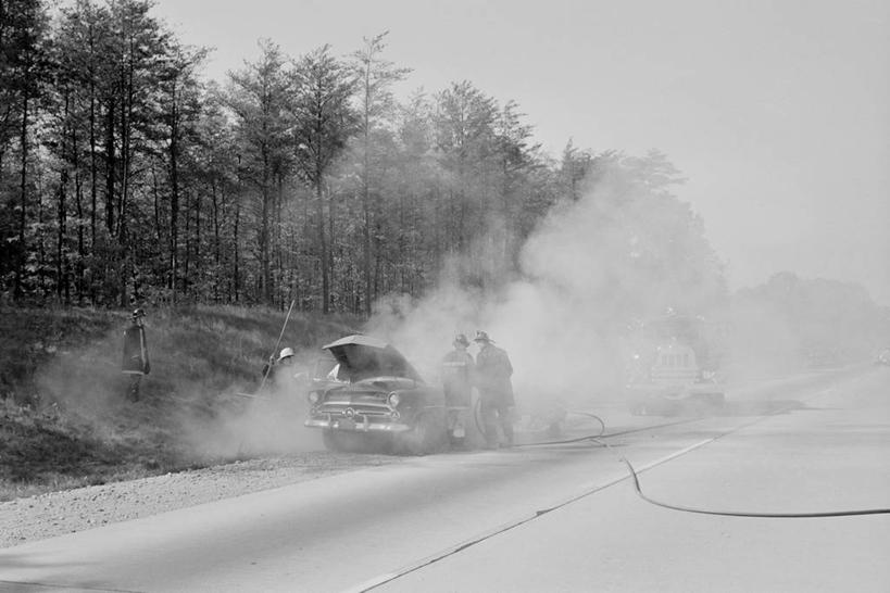 成年人,三个人,消防员,站,横图,黑白,室外,白天,旅游,度假,风险,美景,森林,路,公路,汽车,美国,景观,古典,燃烧,娱乐,树,自然,享受,休闲,烟,景色,放松,运输,摄影,自然风光,马里兰,危险,汽车抛锚
