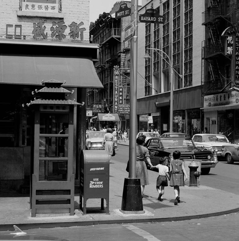 竖图,方图,黑白,室外,白天,城市,道路,街道,路,公路,纽约,美国,人行道,唐人街,路口,交通,汉字,摄影,马路
