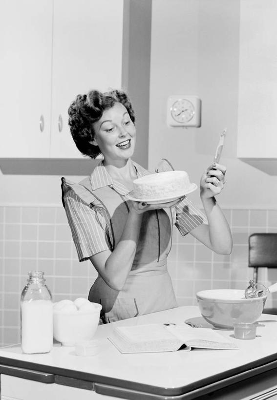 牛奶,西方人,成年人,一个人,家庭,站,微笑,竖图,黑白,室内,机器,餐桌,厨房,欧洲,纽约,美国,欧洲人,仅一个年轻女性,仅一个女性,仅一个人,鸡蛋,拿着,休闲装,饮食,饮料,牛奶瓶,碗,温暖,温馨,一家人,机械,放松,摄影,和睦,享乐,食谱,年轻女性,女人,女性,白种人,年轻人,烹调,半身,融洽,短发