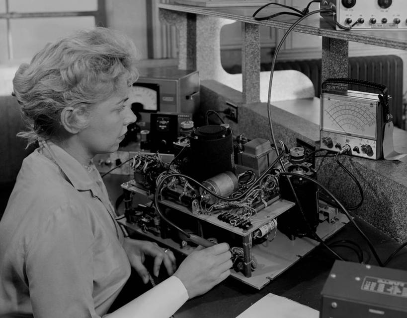 成年人,中年人,脸,头,脸颊,头发,一个人,坐,横图,黑白,室内,白天,侧面,美国,仅一个女性,仅一个人,检查,电器,拿着,休闲装,肩膀,仅一个中年女性,金色,放松,摄影,女人,女性,中年女性,头部,发型,脸部,脸蛋,面部,官位,官职,职位