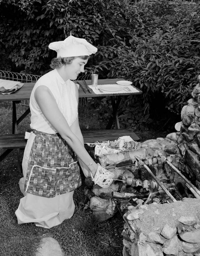 成年人,中年人,一个人,站,微笑,竖图,黑白,室外,白天,侧面,快乐,美国,仅一个女性,仅一个人,围裙,拿着,休闲装,饮食,仅一个中年女性,放松,摄影,家庭妇女,享乐,厨师帽,波士顿,马萨诸塞,女人,女性,中年女性,休闲活动,烹调