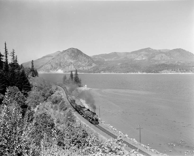 无人,横图,俯视,黑白,室外,白天,旅游,度假,烟囱,美景,山脉,路,铁路,火车,美国,地形,河岸,景观,轨道,交通,铁轨,古典,娱乐,树,风景,自然,享受,休闲,烟,景色,放松,运输,摄影,北美,自然风光,俄勒冈州,哥伦比亚河,蒸汽机车,高角度拍摄