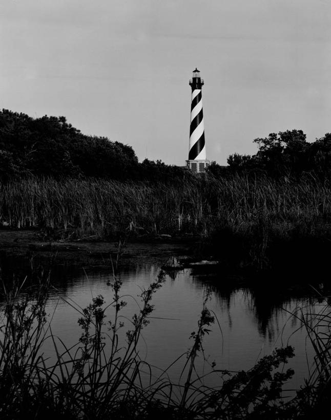 无人,竖图,黑白,室外,白天,植物,道路,建筑,美国,条纹,反射,信息,灯塔,海湾,交通,古典,方向,摄影,引导,指导,指引,宁静,北美,北美洲,美洲,剪影,北卡罗来纳州,北亚美利加洲,亚美利加洲,北卡罗来纳,焦油脚根之州,黑油鞋根之州,老北州,航标,海特瑞斯角,美利坚合众国,导航