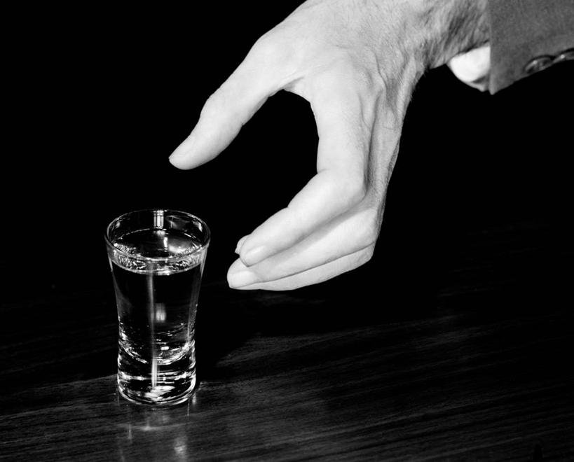 西方人,成年人,手,一个人,横图,俯视,黑白,室内,特写,桌子,杯子,欧洲,美国,欧洲人,仅一个男性,透明,酒类,古典,饮食,酒,饮料,一个,酒杯,酗酒,人体,摄影,单个,部分,上瘾,白种人,高角度拍摄,社会问题