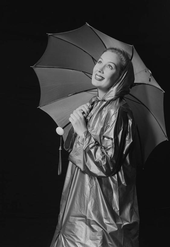 西方人,成年人,一个人,站,笑,微笑,露齿笑,竖图,黑白,幸福,雨,欧洲,欧洲人,仅一个年轻女性,仅一个女性,仅一个人,黑色背景,伞,头巾,头饰,天气,休闲装,发饰,向上看,思考,放松,摄影,保护,享乐,肖像,雨衣,年轻女性,女人,女性,白种人,年轻人,影棚拍摄