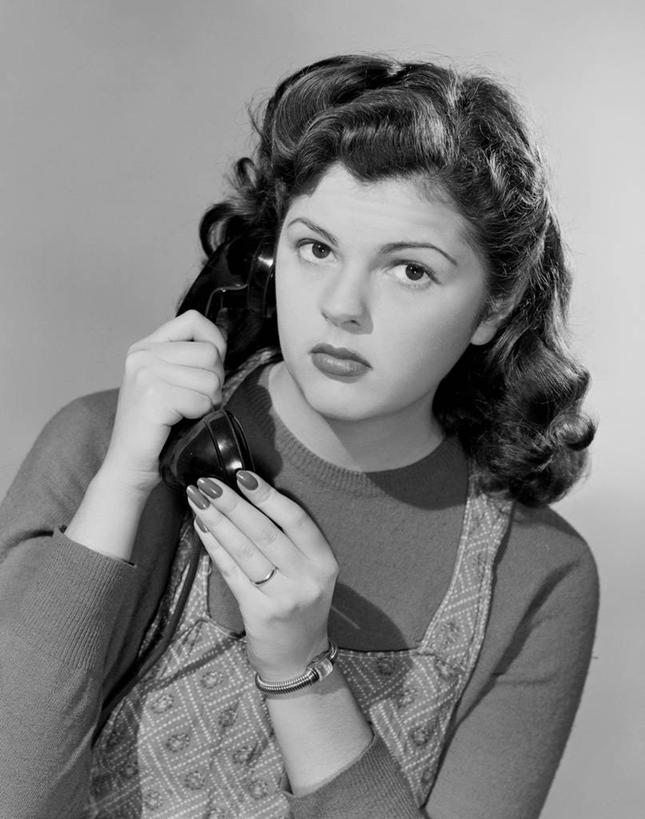 西方人,成年人,头发,一个人,打电话,竖图,黑白,室内,特写,通讯,欧洲,欧洲人,仅一个年轻女性,仅一个女性,仅一个人,古典,指甲油,休闲装,黑色,放松,摄影,肖像,听筒,年轻女性,女人,女性,白种人,年轻人,长发,电话机,座机,休闲活动,半身,影棚拍摄,美人