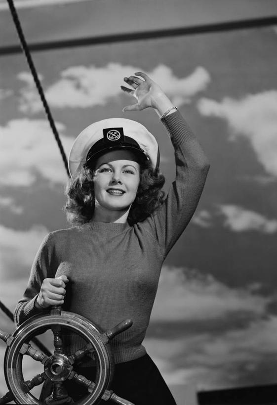 西方人,成年人,一个人,水手,举,微笑,竖图,黑白,室外,白天,快乐,船,欧洲,纽约,美国,欧洲人,仅一个年轻女性,仅一个女性,仅一个人,游艇,挥手,托,摄影,航海,舵,享乐,客船,肖像,水手帽,船长,年轻女性,女人,女性,白种人,年轻人,举起,举手,举着,向上举,向上伸,向上托,半身