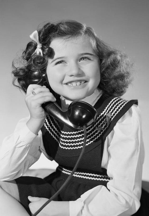 西方人,儿童,一个人,笑,打电话,微笑,露齿笑,竖图,黑白,快乐,通讯,幸福,纯洁,欧洲,欧洲人,仅一个女性,仅一个人,小孩,仅一个小孩,可爱,童年,童趣,摄影,享乐,肖像,童真,烂漫,无邪,天真,听筒,女孩,女人,女性,白种人,孩子,长发,说话,半身,影棚拍摄,女生