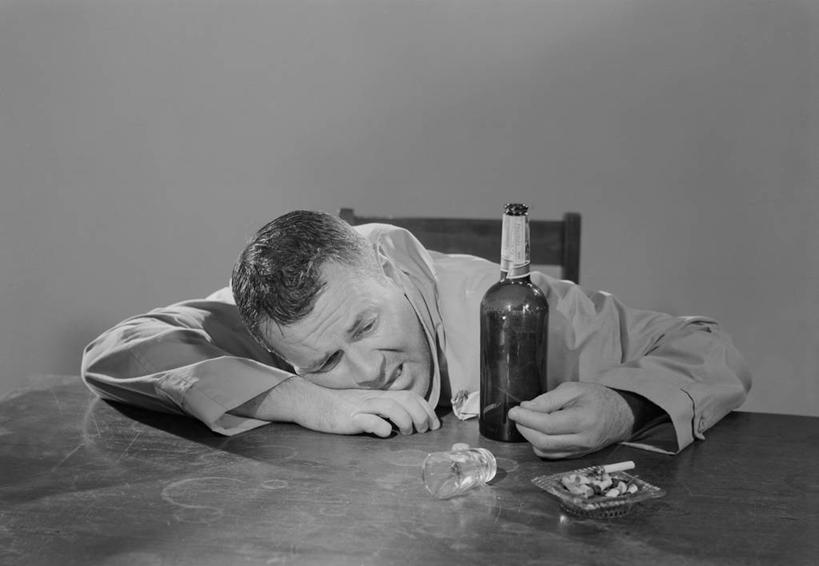 啤酒,西方人,成年人,中年人,脸,头,脸颊,一个人,坐,横图,黑白,桌子,欧洲,欧洲人,仅一个男性,仅一个人,仅一个中年男性,喝,伏特加,扭曲,肩膀,瓶子,啤酒瓶,酗酒,摄影,痛苦,肖像,问题,虚弱,男人,男性,中年男性,白种人,头部,脸部,脸蛋,面部,影棚拍摄