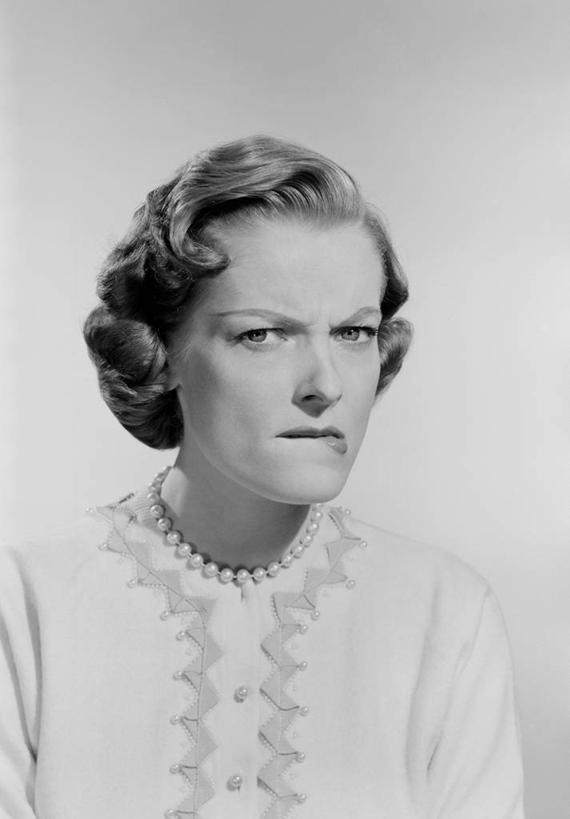 西方人,成年人,中年人,脸,头,脸颊,一个人,竖图,黑白,白色背景,项链,欧洲,欧洲人,仅一个女性,仅一个人,肩膀,仅一个中年女性,皱眉头,愤怒,摄影,悲伤,咬唇,伤心,难过,忧虑,肖像,悲哀,哀痛,悲戚,悲痛,猜疑,女人,女性,中年女性,白种人,头部,脸部,脸蛋,面部,影棚拍摄