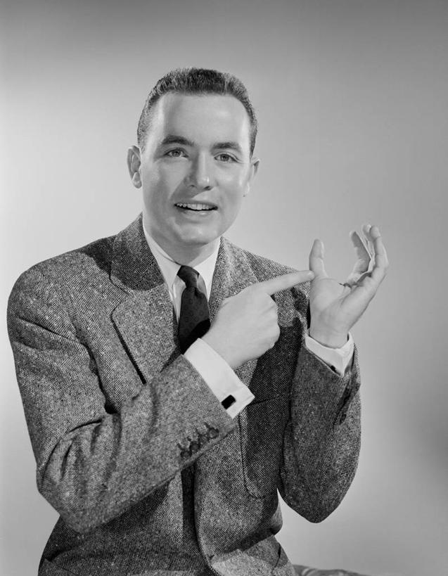 西方人,成年人,中年人,拇指,一个人,商务人士,商务男性,微笑,竖图,黑白,衬衫,商务,快乐,欧洲,欧洲人,仅一个男性,仅一个人,仅一个中年男性,指,灰色背景,套装,指点,灰色,手势,摄影,指向,肖像,出示,商务装,工薪阶层,男人,男性,中年男性,白种人,白领,上班族,半身,影棚拍摄,衬衣,打手势