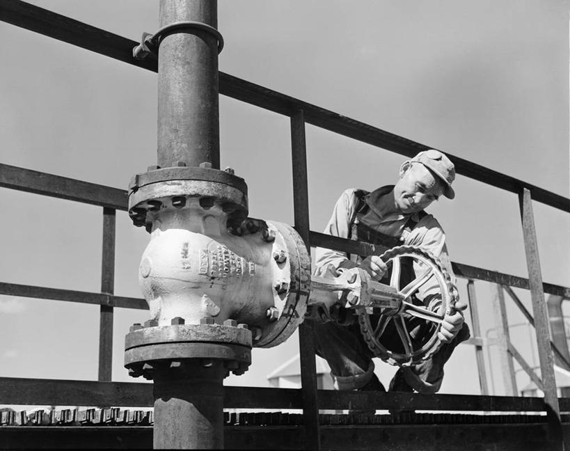 西方人,成年人,中年人,老年人,一个人,工厂,蹲,横图,黑白,室外,白天,建材,金属制品,欧洲,美国,欧洲人,仅一个男性,仅一个人,仅一个中年男性,准备,金属,管子,管道,职业,钢管,转,工业,摄影,石油工业,建筑材料,男人,男性,中年男性,白种人,制造厂,生产工厂,输油管道