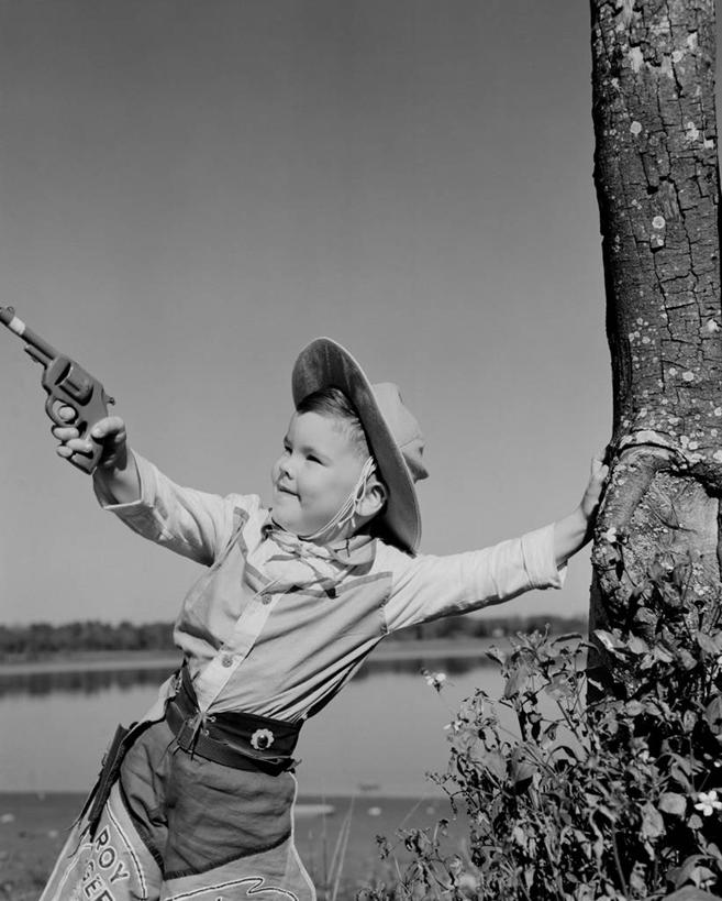 西方人,儿童,一个人,牛仔,竖图,黑白,室外,白天,纯洁,射击,欧洲,美国,欧洲人,仅一个男性,仅一个人,树,小孩,仅一个小孩,牛仔帽,可爱,童年,童趣,摄影,手枪,玩具枪,瞄准,童真,烂漫,无邪,天真,男孩,男人,男性,白种人,孩子,休闲活动,半身,男生