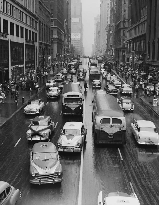 竖图,黑白,室外,白天,雨,城市,道路,街道,路,公路,出租车,汽车,纽约,美国,巴士,交通,许多人,一群人,运输,摄影,马路,公园大道,42街