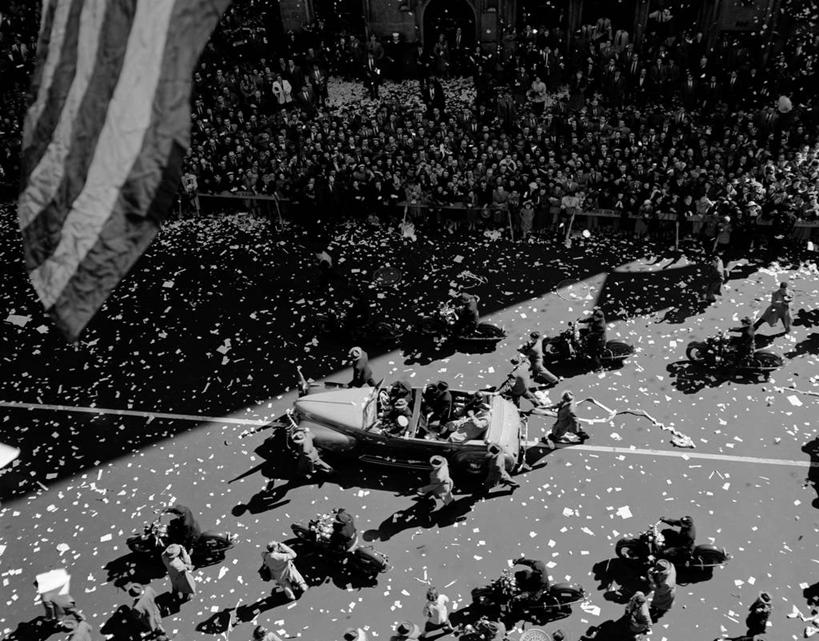 横图,俯视,黑白,室外,白天,街道,汽车,纽约,美国,历史,美国国旗,摄影,群众,军事阅兵,爱国主义,高角度拍摄,美国军事