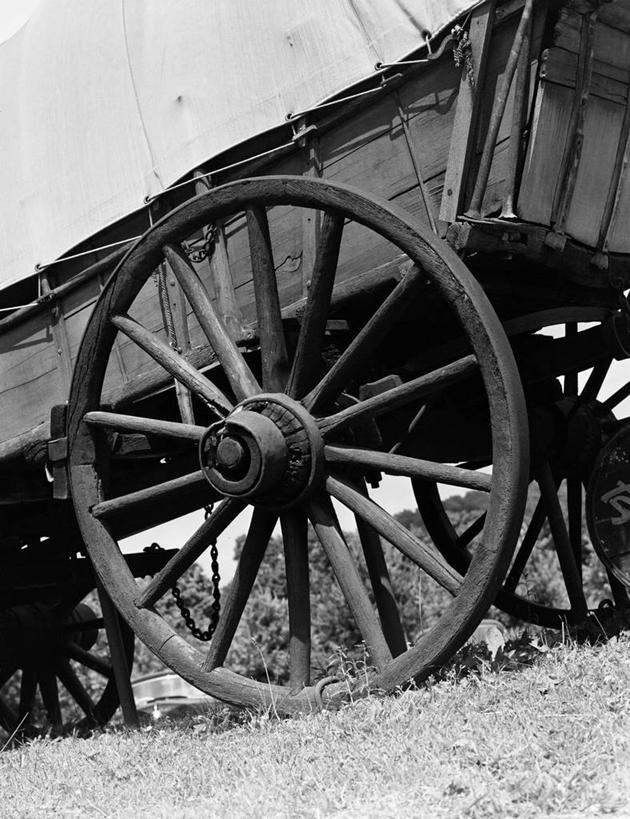 无人,竖图,黑白,室外,特写,白天,侧面,美国,木制,历史,一个,车轮,摄影,单个,篷车