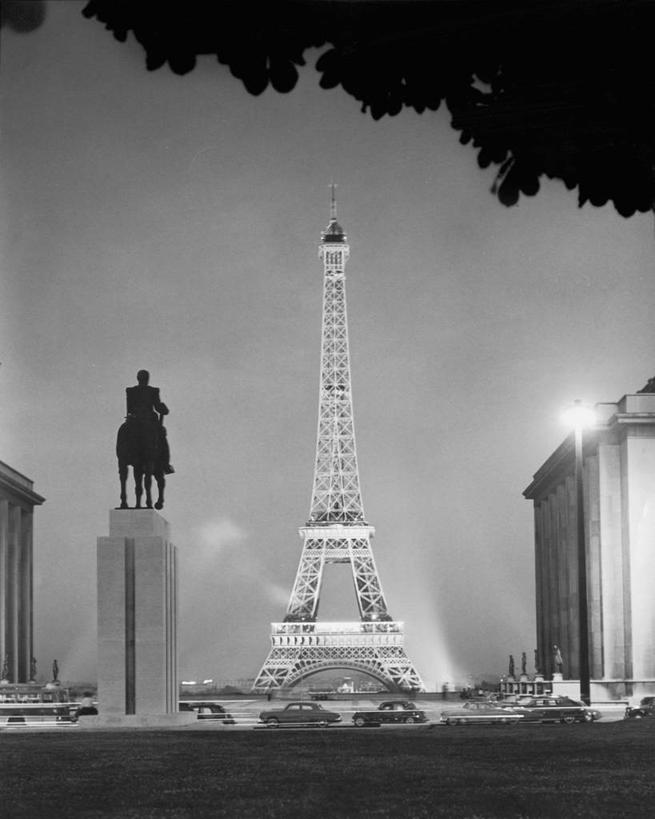 无人,竖图,黑白,室外,夜晚,建筑,汽车,马,法国,巴黎,欧洲,艾菲尔铁塔,标志,雕像,符号,塔,枝,埃菲尔铁塔,首都,标识,地标建筑,摄影,西欧,法兰西,剪影,底座,巴黎铁塔,法国文化,法兰西共和国,战神广场,法兰西第五共和国,性别符号,法兰西岛,法兰西岛大区,巴黎省,巴黎市,男性符号