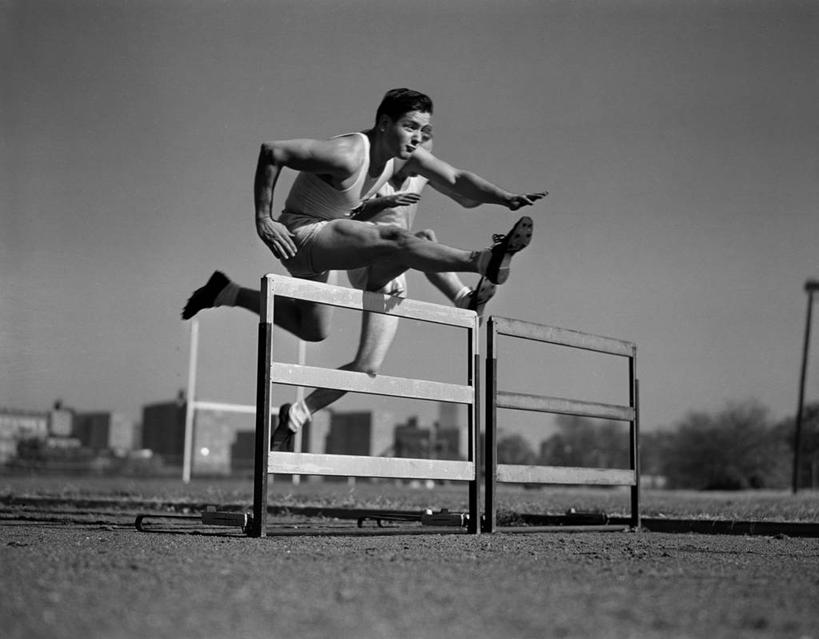 成年人,一个人,三个人,运动员,跑,跳,举,横图,黑白,室外,白天,锻炼,快乐,比赛,运动,竞争,纽约,美国,仅一个男性,仅一个人,跑道,半空,古典,娱乐,仅一个年轻男性,托,休闲,人体,摄影,生活方式,迅速,体育运动,努力,田径运动员,障碍赛,挑战,四肢,获胜,体育,跨栏,男人,男性,年轻男性,年轻人,手臂,举起,举手,举着,向上举,向上伸,向上托,健身