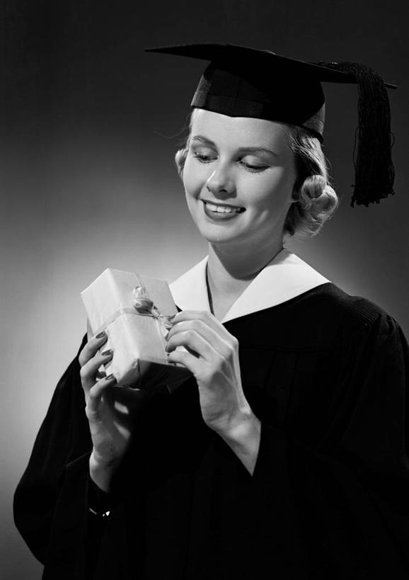 成年人,一个人,学生,站,微笑,竖图,黑白,幸福,骄傲,成功,信心,礼物,仅一个年轻女性,仅一个女性,仅一个人,开,灰色背景,庆祝,包装纸,古典,教育,拿着,注视,盒子,灰色,打开,观察,看,摄影,流苏,观看,惊奇,察看,开启,学士帽,毕业,成就,关注,肖像,学士服,垂布,学士袍,学位帽,年轻女性,女人,女性,年轻人,大学生,半身,影棚拍摄,美人