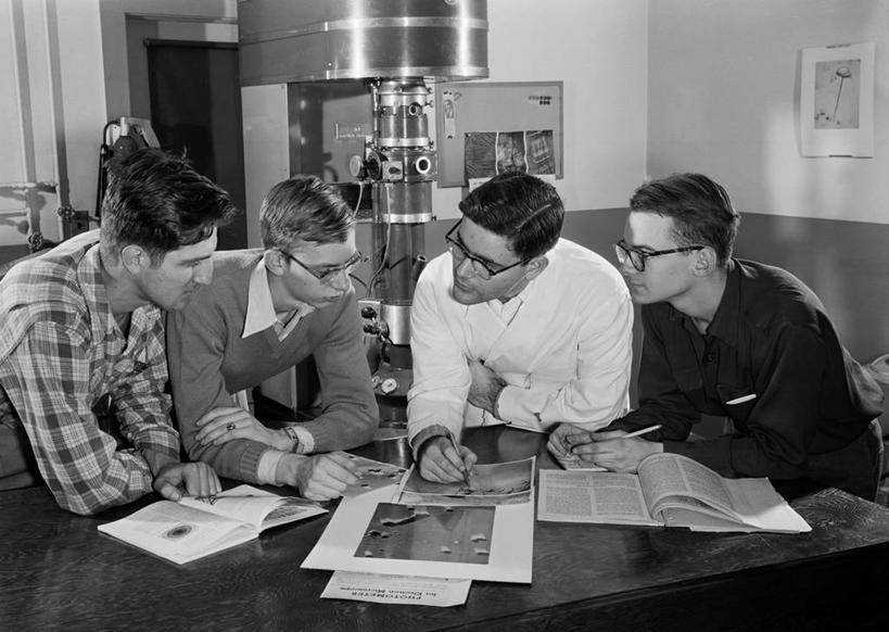 西方人,成年人,中年人,一个人,四个人,坐,横图,俯视,黑白,室内,讨论,合作,团队,科技,桌子,欧洲,纽约,美国,欧洲人,仅一个男性,仅一个人,眼镜,教育,休闲装,仅一个年轻男性,靠,靠着,放松,摄影,创造力,文档,计划书,霍博肯,新泽西,想法,男人,男性,年轻男性,白种人,年轻人,大学生,半身,高角度拍摄,短发