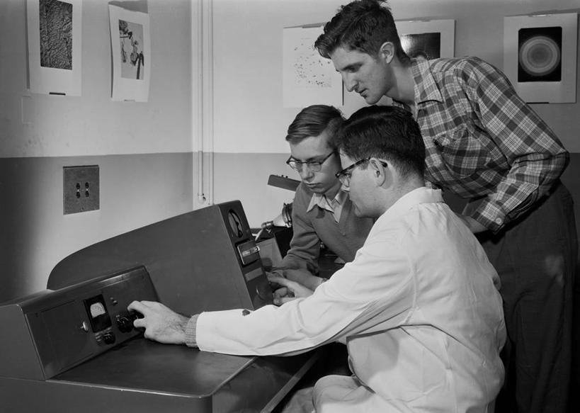 西方人,成年人,中年人,一个人,三个人,站,坐,横图,黑白,室内,白天,侧面,合作,团队,科技,欧洲,纽约,美国,欧洲人,仅一个男性,仅一个人,检查,教育,拿着,仅一个年轻男性,摄影,调整,霍博肯,新泽西,男人,男性,年轻男性,白种人,年轻人,大学生