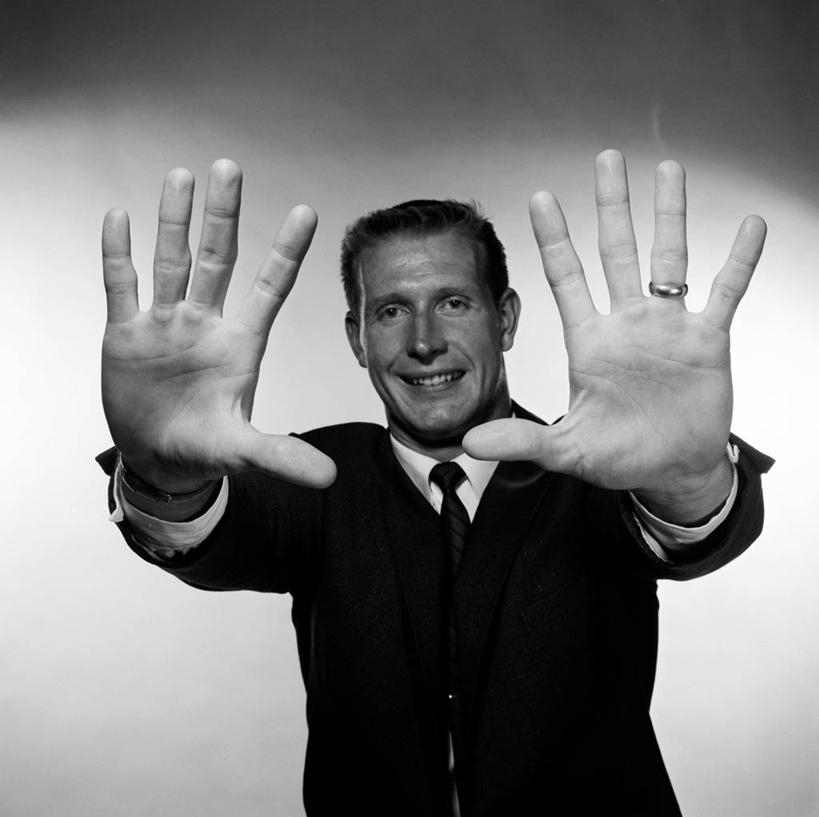 西方人,成年人,中年人,一个人,站,微笑,横图,方图,黑白,正面,快乐,幸福,欧洲,纽约,美国,欧洲人,仅一个男性,仅一个人,仅一个中年男性,套装,正装,结婚戒指,手势,摄影,肖像,想法,男人,男性,中年男性,白种人,半身,打手势