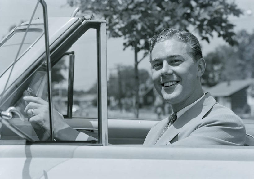 西方人,成年人,中年人,脸,头,脸颊,一个人,坐,微笑,横图,黑白,室外,白天,侧面,衬衫,旅途,汽车,欧洲,美国,欧洲人,仅一个男性,仅一个人,仅一个中年男性,套装,领带,古典,拿着,肩膀,树,敞篷车,运输,摄影,肖像,驾车,男人,男性,中年男性,白种人,头部,脸部,脸蛋,面部,休闲活动,旅行,家用车