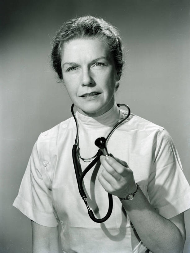 西方人,成年人,中年人,老年人,一个人,医生,站,竖图,黑白,特写,正面,欧洲,欧洲人,仅一个女性,仅一个人,灰色背景,古典,T恤,拿着,休闲装,灰色,听诊器,仅一个中年女性,医护人员,医疗人员,放松,摄影,肖像,女人,女性,中年女性,白种人,大夫,半身,影棚拍摄,晕影