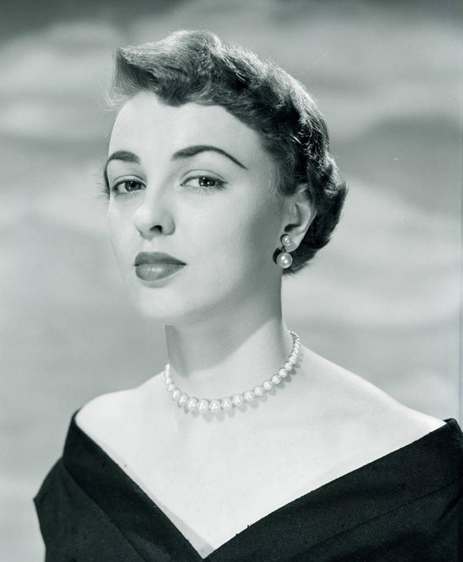 西方人,成年人,脸,头,脸颊,一个人,竖图,黑白,晚礼服,时尚,信心,项链,珠宝,欧洲,欧洲人,仅一个年轻女性,仅一个女性,仅一个人,正装,珍珠,云,肩膀,彩妆,唇膏,摄影,肖像,耳饰,尤物,名媛,年轻女性,女人,女性,白种人,年轻人,头部,脸部,脸蛋,面部,影棚拍摄,短发,佳丽,丽人,美人,上流社会,媛