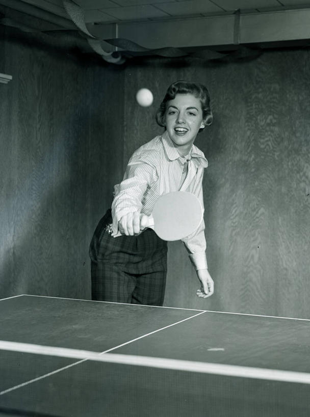 西方人,成年人,一个人,站,微笑,竖图,黑白,室内,锻炼,运动,竞争,欧洲,美国,欧洲人,仅一个年轻女性,仅一个女性,仅一个人,乒乓球拍,乒乓球桌,球拍,古典,拿着,休闲装,球,放松,乐趣,击打,摄影,生活方式,活动,动作,专心,享乐,体育器械,肖像,挑战,技能,乒乓球,年轻女性,女人,女性,白种人,年轻人,休闲活动,美人