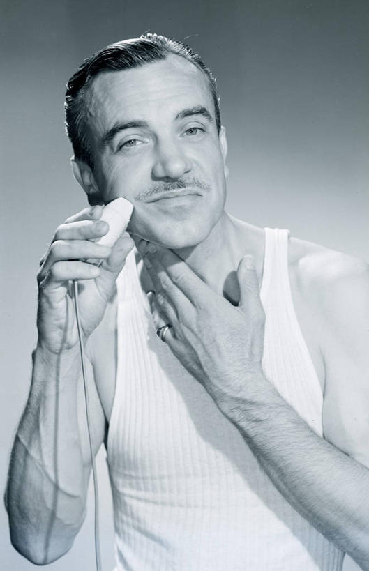 西方人,成年人,中年人,一个人,站,微笑,竖图,黑白,特写,正面,化妆,美容,欧洲,欧洲人,仅一个男性,仅一个人,仅一个中年男性,护肤,准备,背心,古典,拿着,休闲装,保养,享受,休闲,健康,放松,保健,摄影,卫生,肖像,剃胡子,电动剃须刀,养颜,男人,男性,中年男性,白种人,发型,剃刀,半身,影棚拍摄,SPA美容,英俊,美人,晕影,例行公事