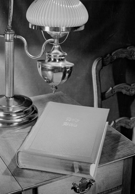 无人,竖图,俯视,黑白,室内,特写,家具,椅子,美国,文字,圣经,古典,灯,床头柜,四个,摄影,宗教,电灯,英文字母,基督教,宗教用品,书,彩图,高角度拍摄