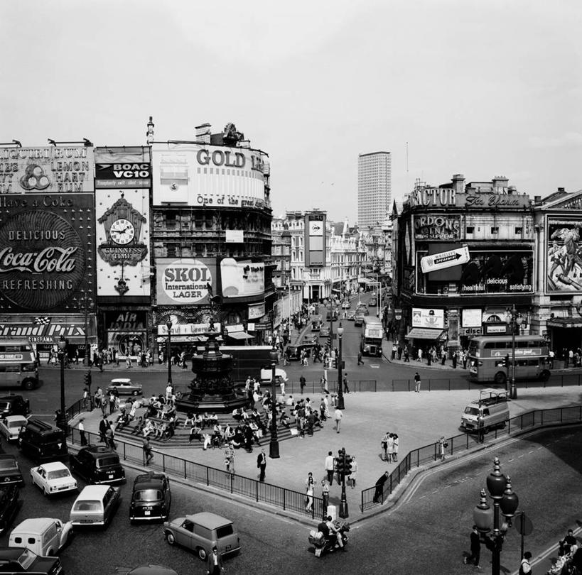 坐,横图,方图,俯视,黑白,室外,白天,建筑,街道,出租车,汽车,雕塑,英国,行人,雕像,篱笆,公共交通,交通,首都,许多人,古典,历史,皮卡迪利广场,双层巴士,一群人,摄影,英文字母,英国文化,步行,彩图,高角度拍摄