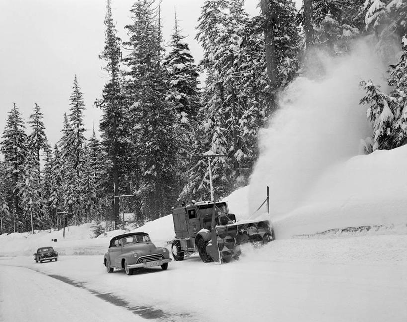 无人,横图,黑白,室外,白天,正面,旅游,度假,美景,山脉,雪,路,汽车,松树,美国,地形,景观,冬天,交通,古典,娱乐,自然,享受,休闲,景色,放松,寒冷,运输,摄影,自然风光,卡斯基德山脉,扫雪车,彩图
