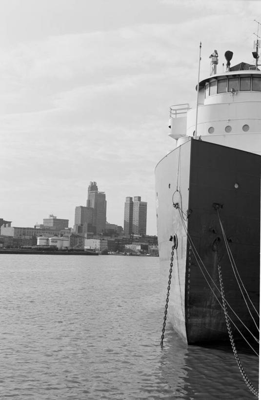 无人,竖图,黑白,室外,白天,城市,建筑,摩天大楼,船,美国,停靠,古典,运输,摄影,铁环,锁链,链条,北美,束缚,停泊,限制,俄亥俄州,托莱多,约束,彩图,海港,圣劳伦斯海道