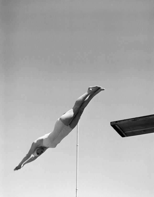 游泳,成年人,一个人,跳,竖图,黑白,室外,白天,运动,纽约,美国,仅一个年轻女性,仅一个女性,仅一个人,半空,天空,活力,摄影,跳板,年轻女性,女人,女性,年轻人,彩图,泳衣