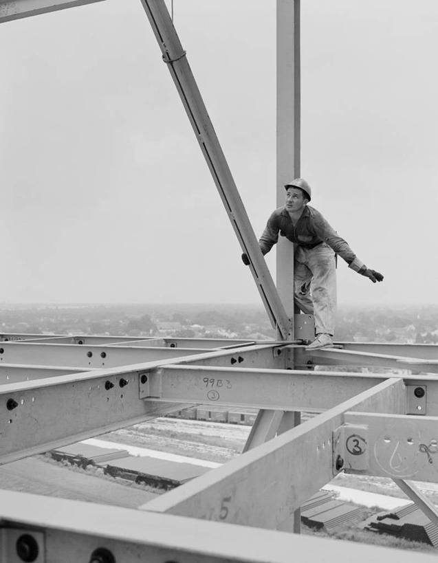 成年人,一个人,建筑工人,站,竖图,黑白,室外,白天,风险,建筑业,建筑,美国,仅一个男性,头饰,拿着,天空,安全帽,建筑工地,摄影,路易斯安那州,技能,危险